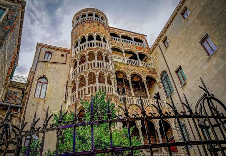 Castello di Sammezzano in Toscana, vista esterna del suggestivo edificio in stile orientale.