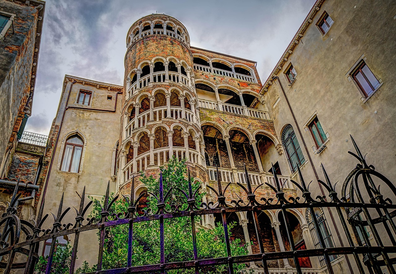 Castello di Sammezzano in Toscana, vista esterna del suggestivo edificio in stile orientale.