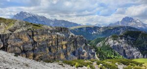 Panorama mozzafiato delle gole in Veneto, simili al Grand Canyon, durante un'escursione.