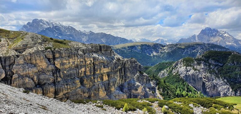 Panorama mozzafiato delle gole in Veneto, simili al Grand Canyon, durante un'escursione.