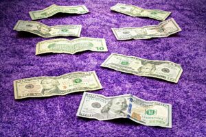 Immagine di un laureato che pondera il riscatto della laurea, con grafici e calcoli sullo sfondo.