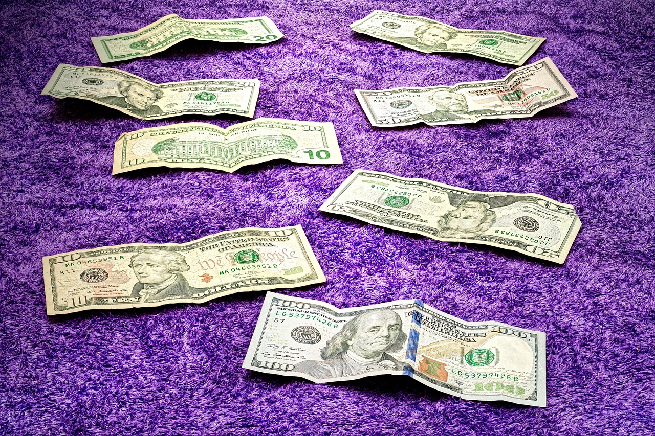 Immagine di un laureato che pondera il riscatto della laurea, con grafici e calcoli sullo sfondo.