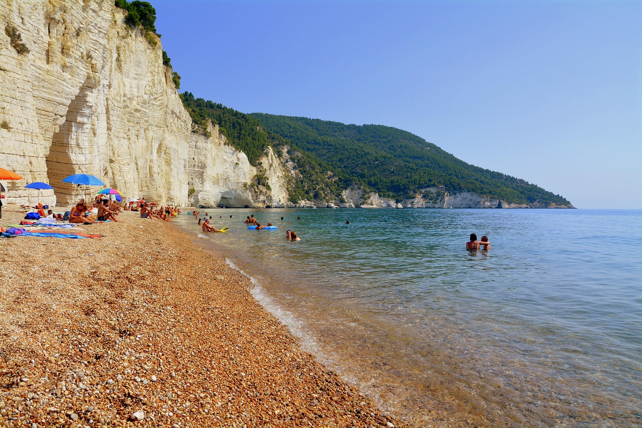 Spiaggia di Mezzavalle, incantevole panorama selvaggio, accesso difficile ma vista mozzafiato.