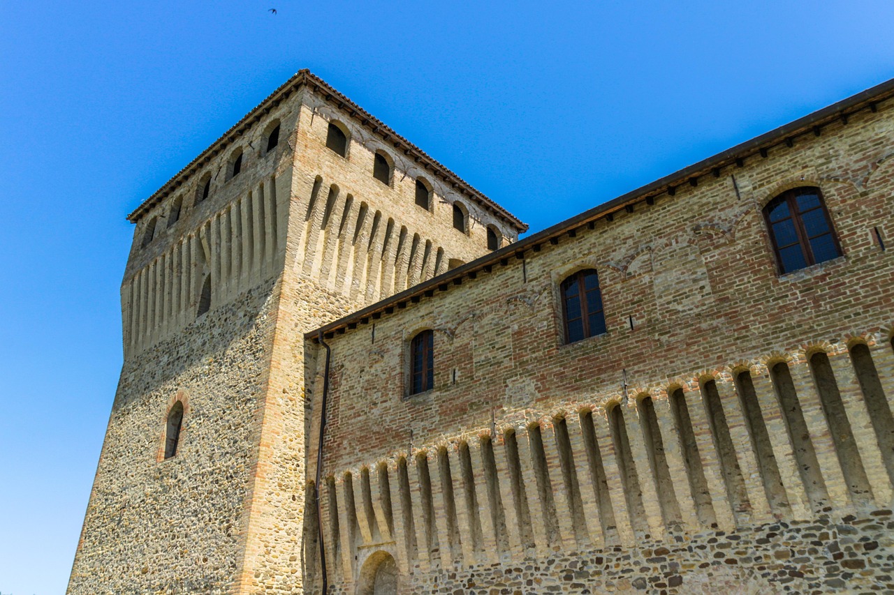 Vista della camera d'oro nel castello di Torrechiara, simbolo di amore eterno e storia affascinante.