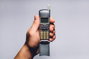 Vecchio telefono Nokia su un tavolo, simbolo di un possibile tesoro nascosto.