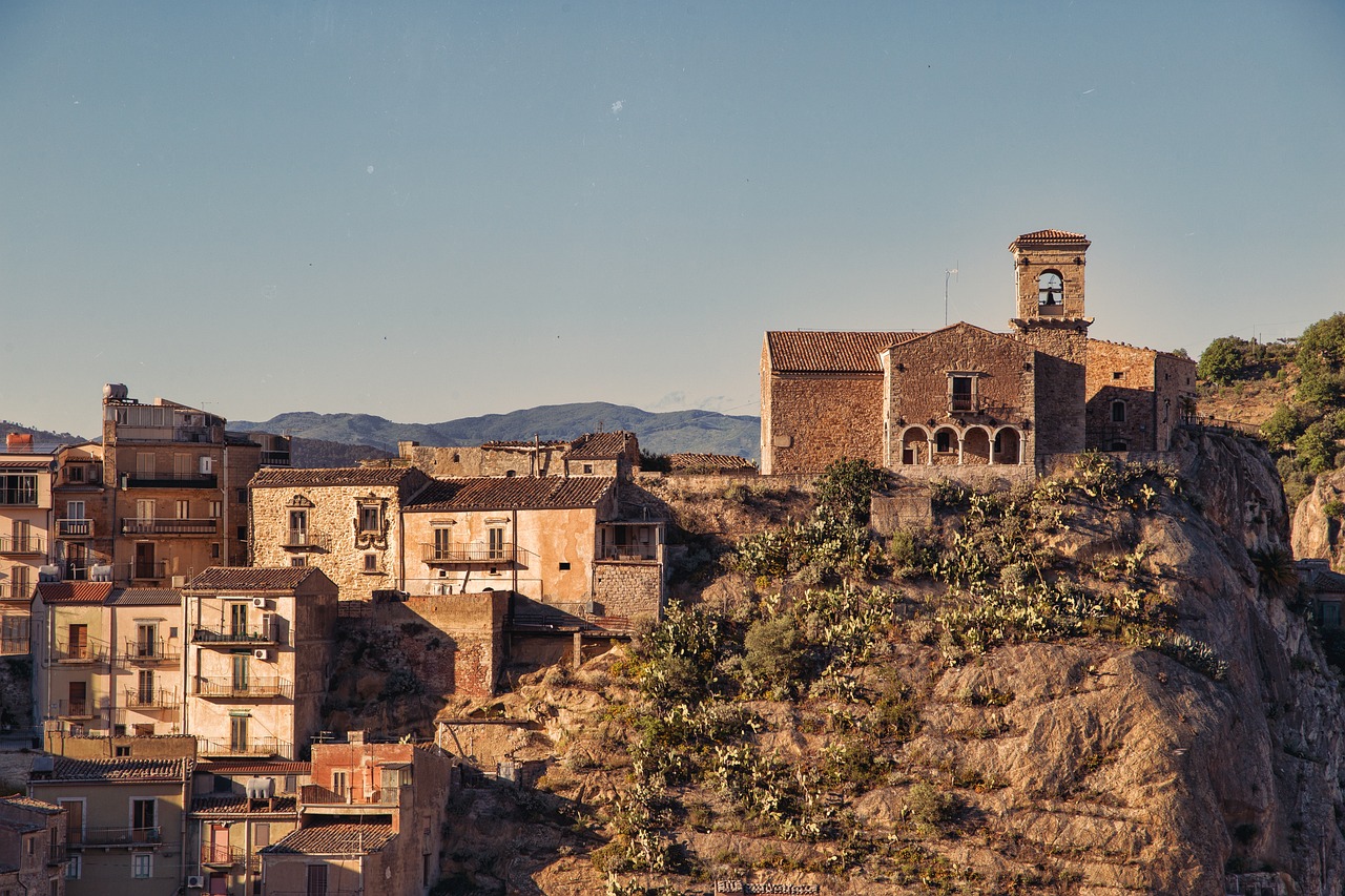 Borgo di Sant'Agata de' Goti con edifici in tufo, che sembrano in procinto di crollare.