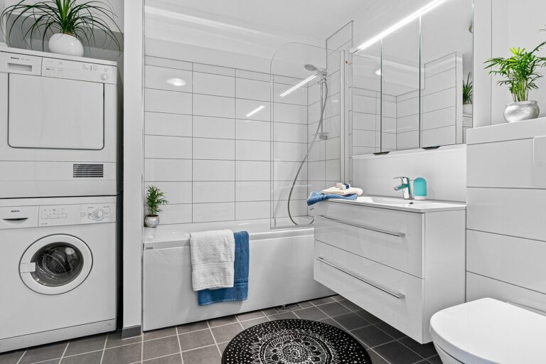 Immagine di un moderno bagno ristrutturato con accessibilità, evidenziando lavori per il bonus barriere architettoniche.