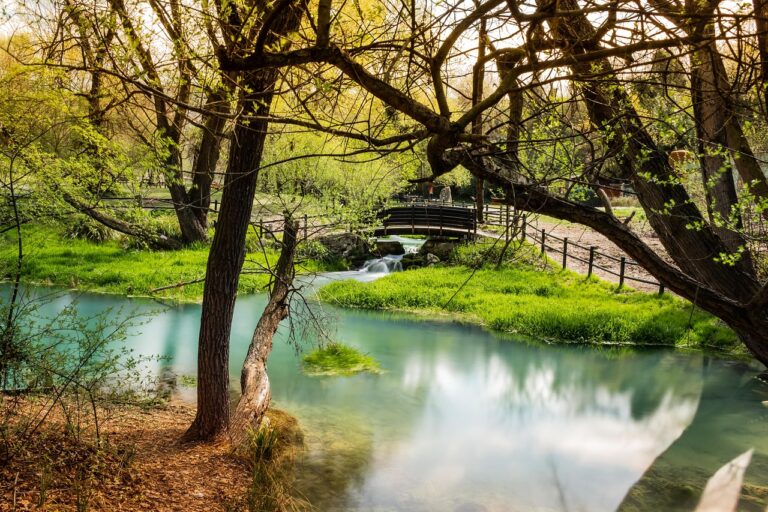 Cascate del Mulino con acqua calda solfurea e panorami sulla campagna toscana.