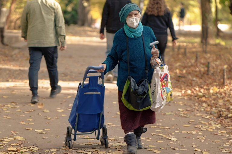 Assegno sociale in evidenza, con dettagli su importo, età e requisiti per chi non ha versato contributi.
