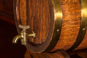 Interno accogliente di una botte di vino immersa nei vigneti, pronta per un soggiorno unico e rilassante.