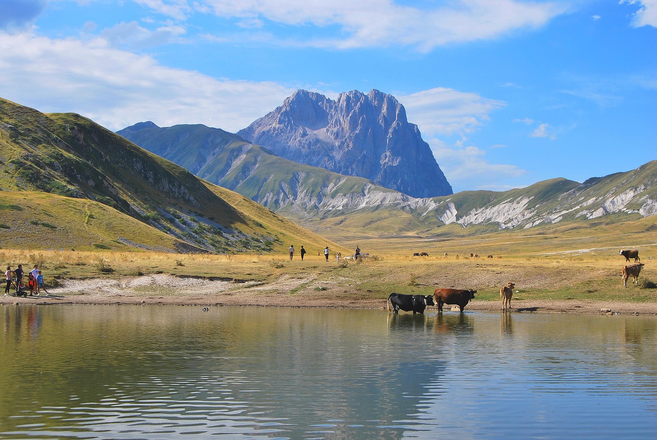 Lago di Scaffaiolo immerso nella natura, con sentieri e montagne sullo sfondo.