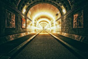 Labirinto sotterraneo misterioso con passaggi e archi, simbolo di una città dimenticata sotto la superficie.