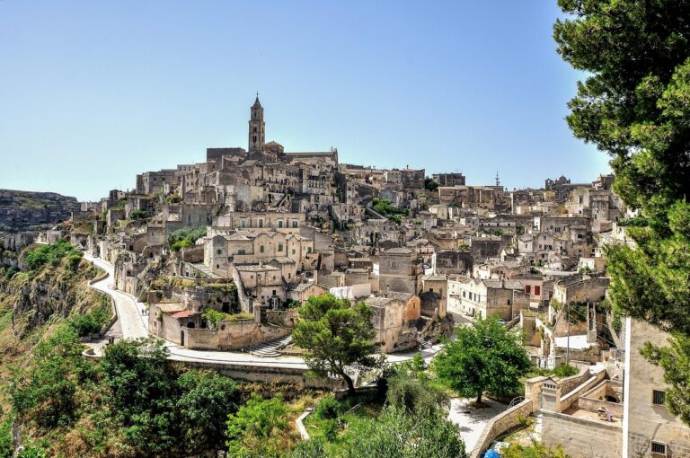 Vista panoramica di Matera, con i suoi caratteristici Sassi e il paesaggio mozzafiato al tramonto.