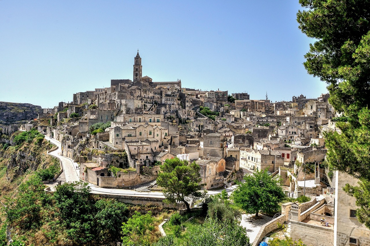 Vista panoramica di Matera, con i suoi caratteristici Sassi e il paesaggio mozzafiato al tramonto.