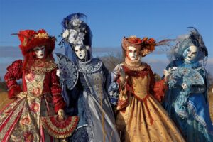 Maschere colorate e festeggiamenti durante il carnevale di Viareggio, tradizione storica italiana.