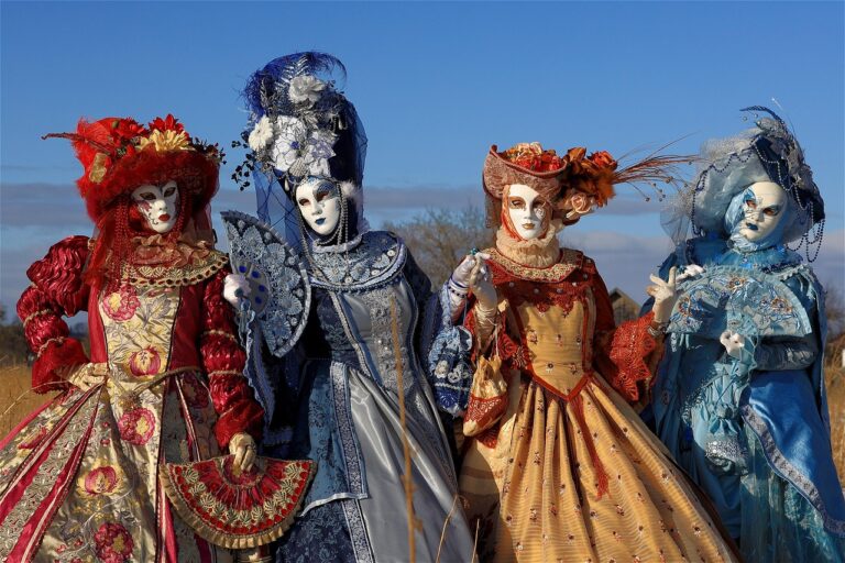 Maschere colorate e festeggiamenti durante il carnevale di Viareggio, tradizione storica italiana.