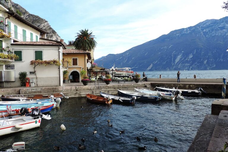 Fiordo nascosto in Italia, acque cristalline e scogliere verdi, simile a paesaggi thailandesi.