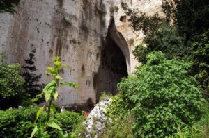 Panorama di una via cave etrusca con pareti di tufo alte 20 metri in Toscana.