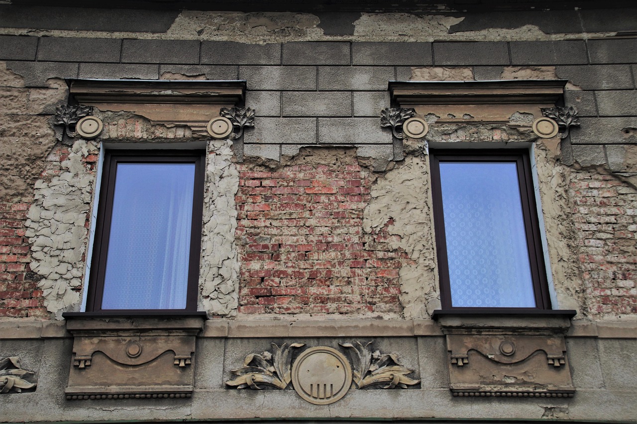 Infissi moderni installati in un contesto accessibile, simbolo di barriere architettoniche eliminate.