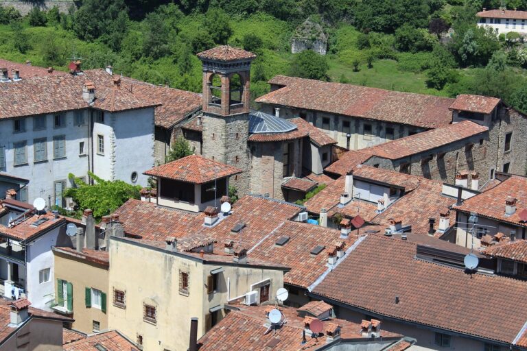 Borgo di Grazzano Visconti: incantevole architettura medievale ricostruita con dettagli affascinanti.