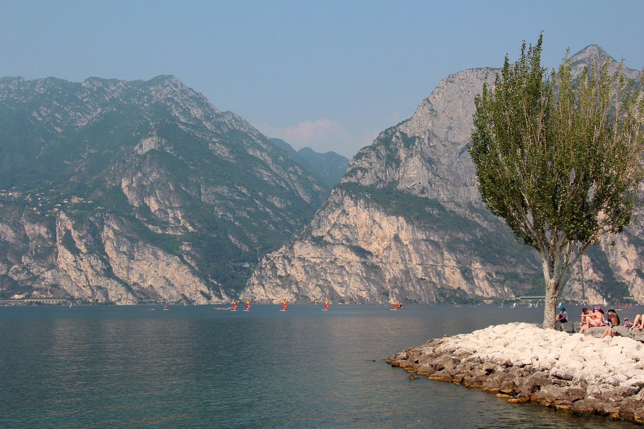 Vista panoramica del lago d'Iseo con Montisola, l'isola lacustre più grande d'Europa, circondata da natura.