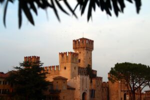 Castello di Gradara, simbolo della tragedia d'amore di Paolo e Francesca, immerso in un paesaggio storico.