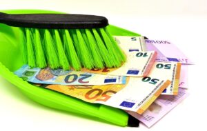 Donna che consulta documenti e calcola i contributi volontari per la pensione casalinghe.