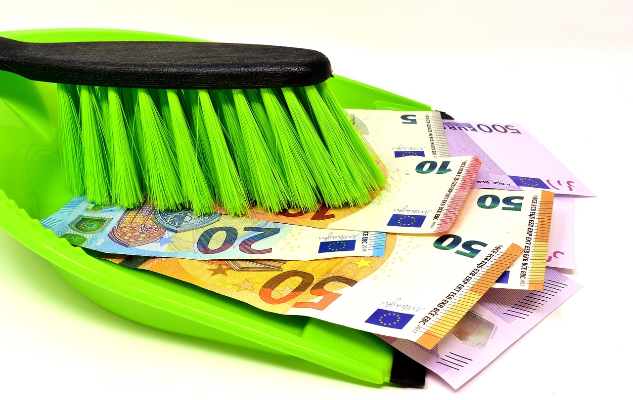 Colf e badanti al lavoro in un ambiente domestico, riflettendo i nuovi minimi retributivi.