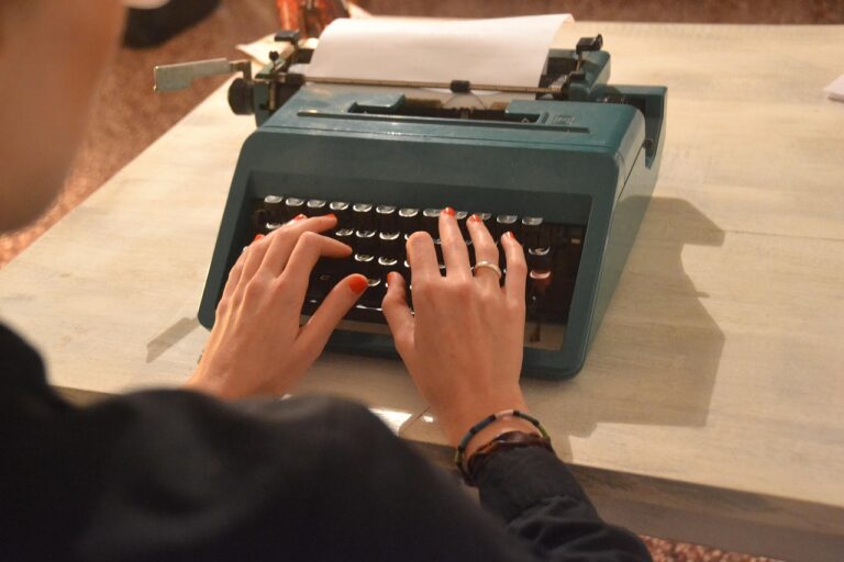 Macchina da scrivere Olivetti Lettera 22 su un tavolo, simbolo di design e innovazione storica.