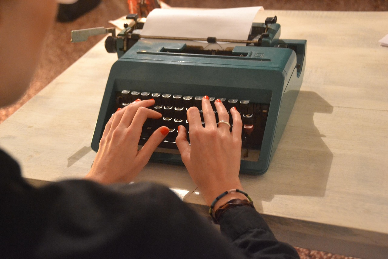 Macchina da scrivere Olivetti Lettera 22 su un tavolo, simbolo di design e innovazione storica.