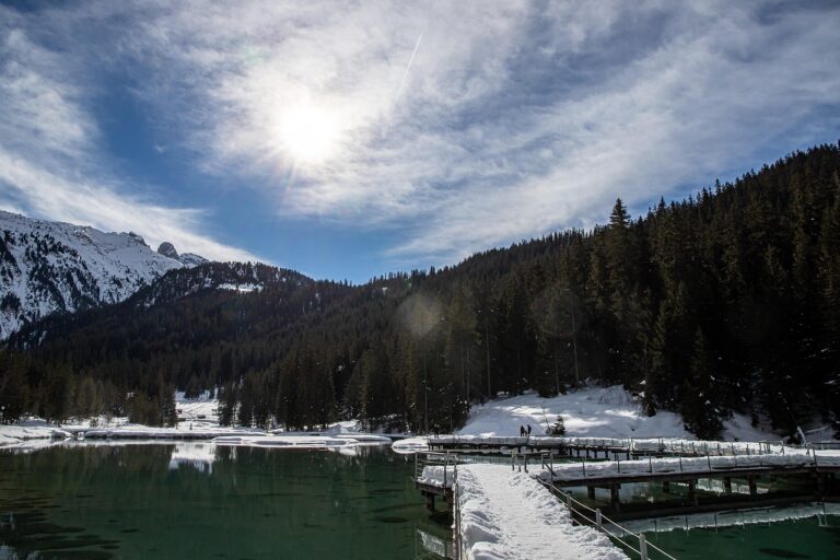 Lago turchese circondato dalle Dolomiti, con paesaggio tranquillo e senza turisti.