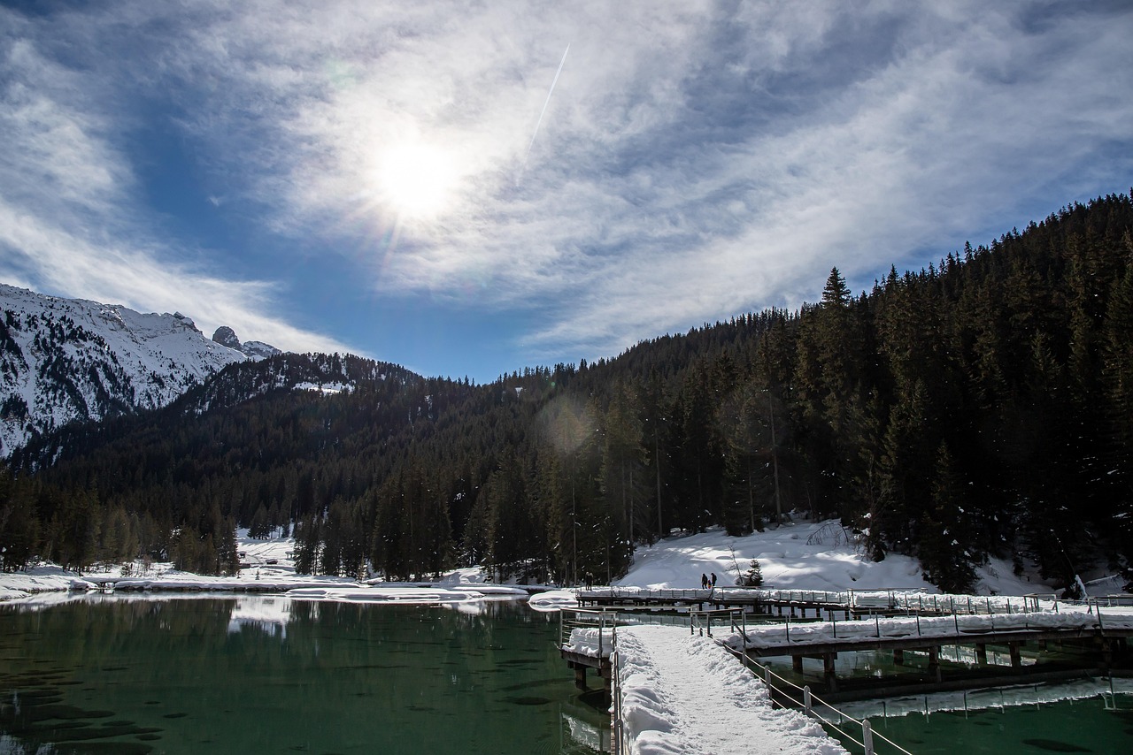 Lago turchese circondato dalle Dolomiti, con paesaggio tranquillo e senza turisti.