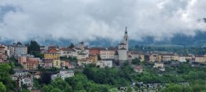 Vista panoramica del borgo di Asolo, con le sue architetture storiche e il paesaggio circostante.