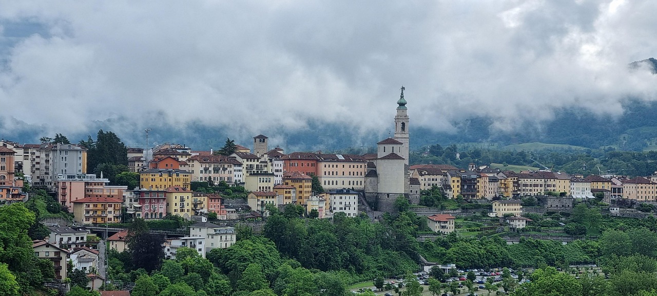 Vista panoramica del borgo di Asolo, con le sue architetture storiche e il paesaggio circostante.