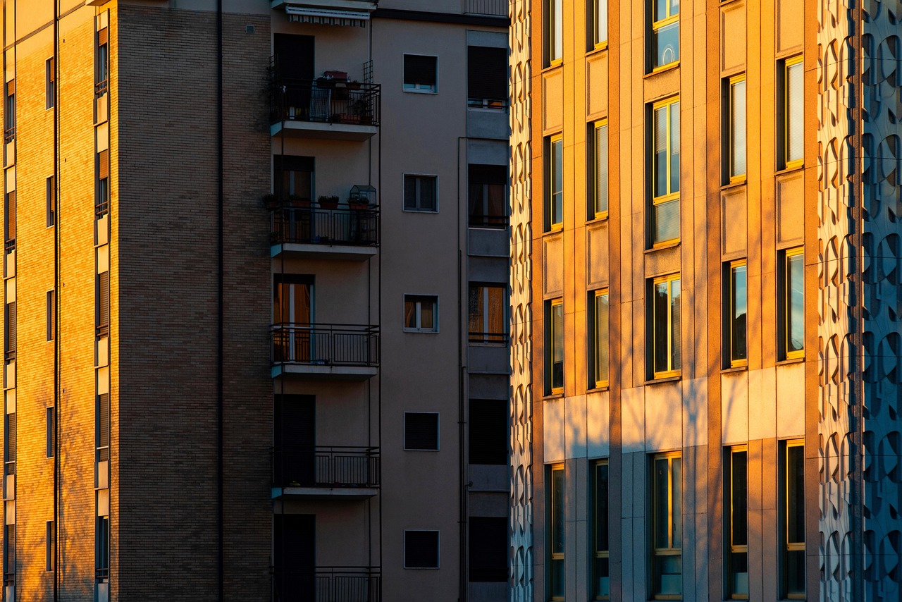 Immagine di un condominio con cartelli informativi sul Superbonus e restituzione fondi allo Stato.