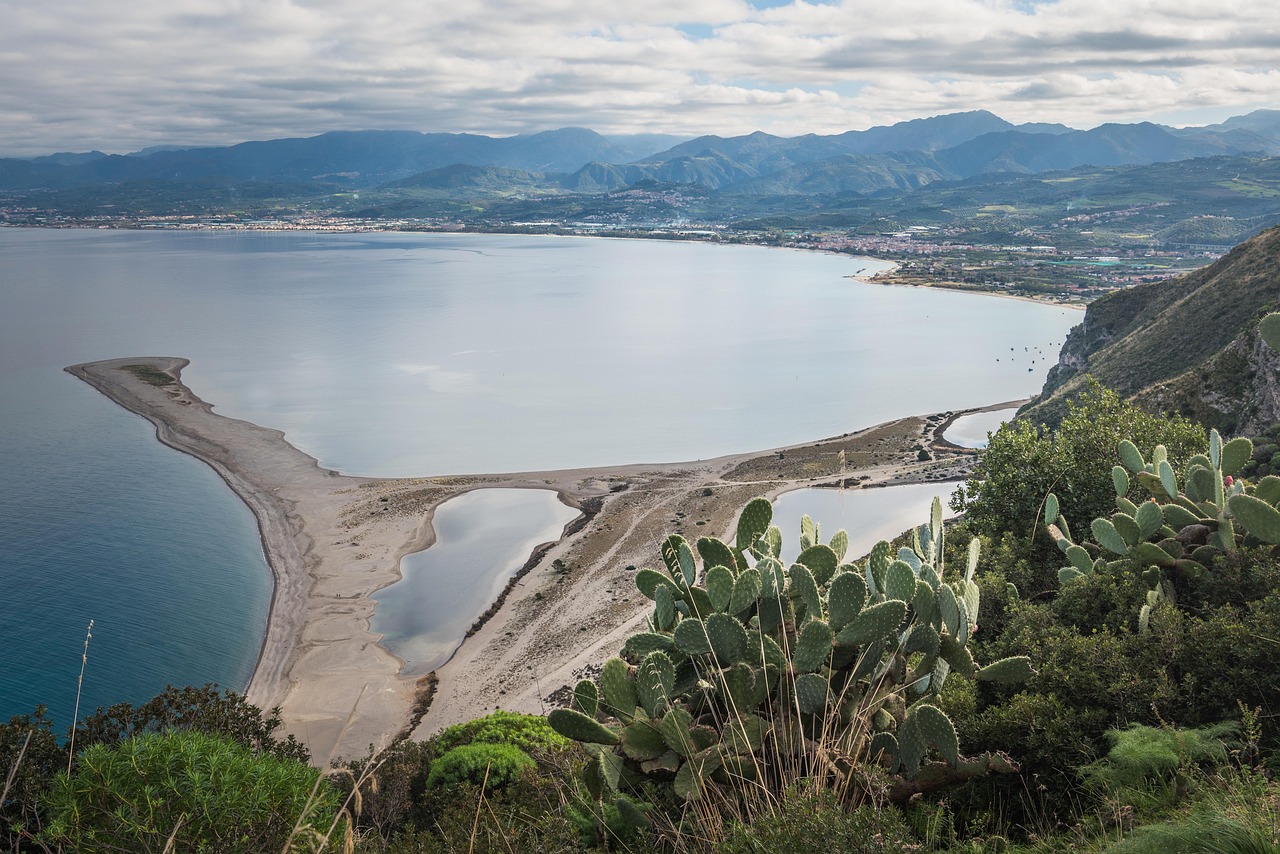Vista panoramica della Piscina di Venere, una vasca naturale in Sicilia, con acque cristalline e paesaggio mozzafiato.