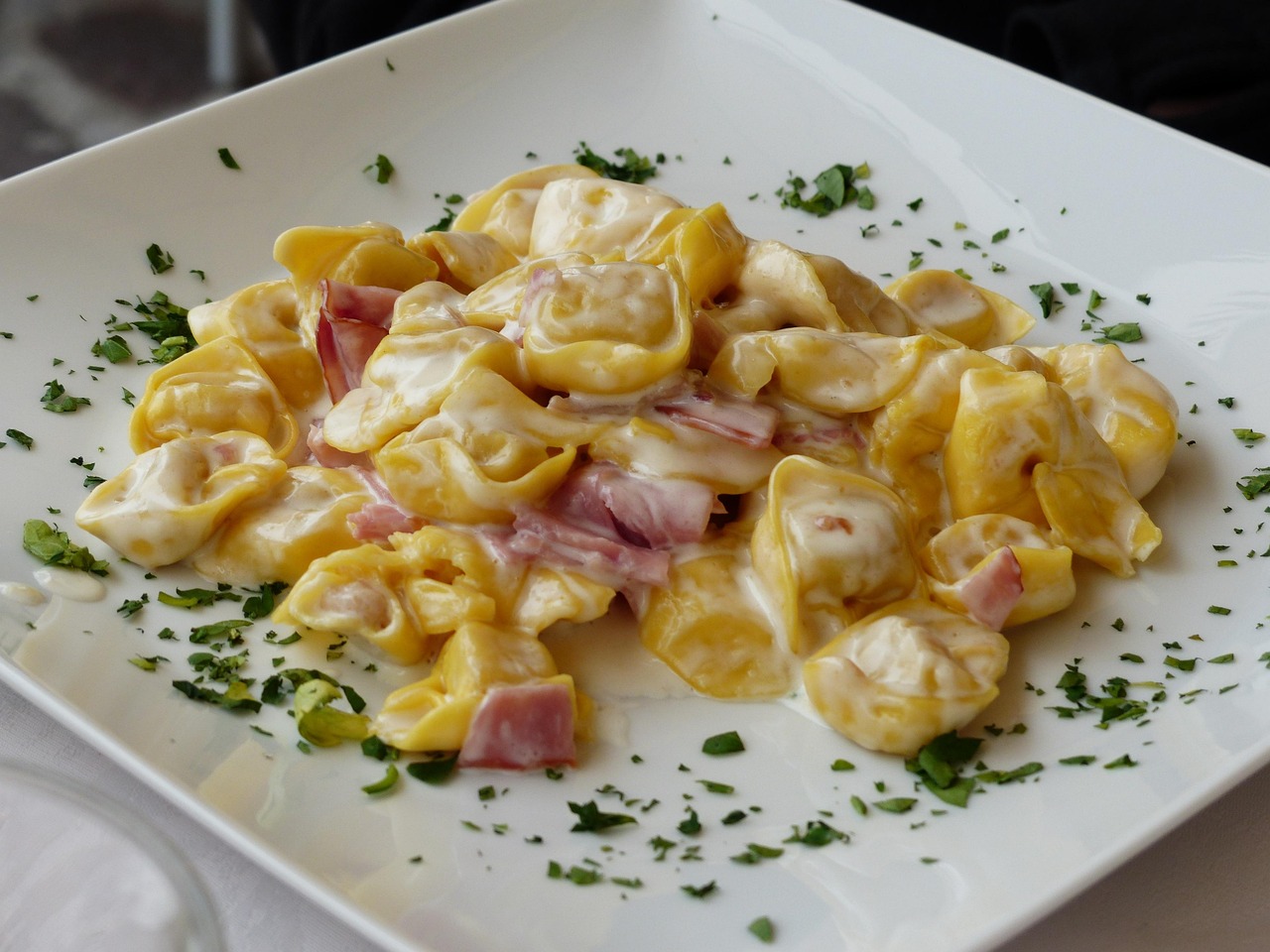 Borgo medievale con ristoranti tipici e tortellini tradizionali emiliani.