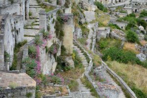 Veduta panoramica del paese fantasma di Craco, con edifici abbandonati e atmosfera spettrale.