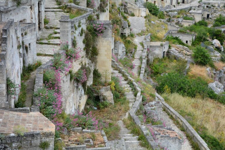 Veduta panoramica del paese fantasma di Craco, con edifici abbandonati e atmosfera spettrale.
