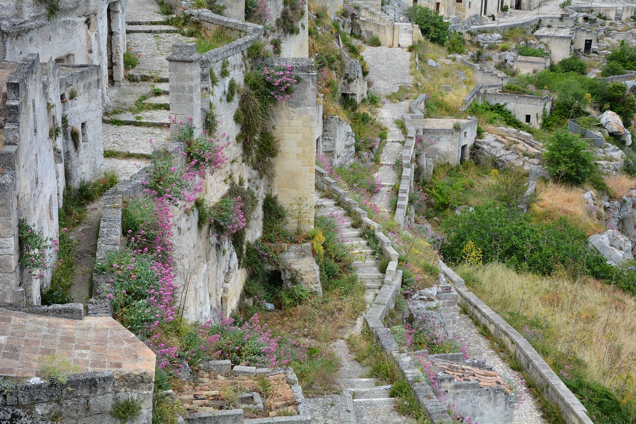 Veduta panoramica del paese fantasma di Craco, con edifici abbandonati e atmosfera spettrale.
