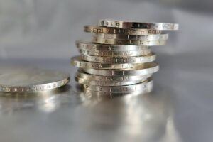 Monete d'argento Morgan Dollar su un tavolo, evidenziando il loro valore collezionistico.