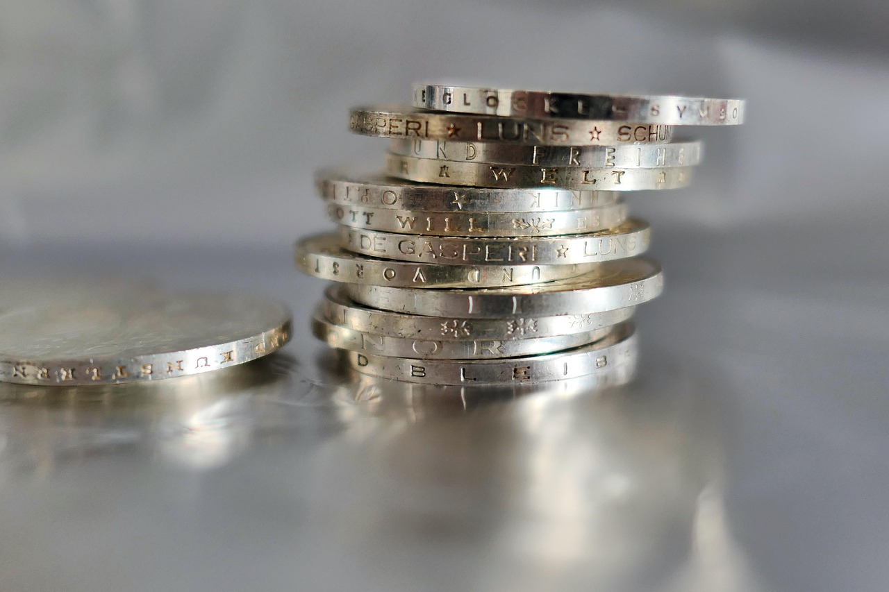 Monete d'argento Morgan Dollar su un tavolo, evidenziando il loro valore collezionistico.