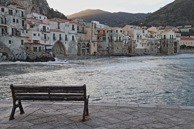 Vista panoramica del borgo di Noli, con il mare e le antiche architetture marinare sullo sfondo.