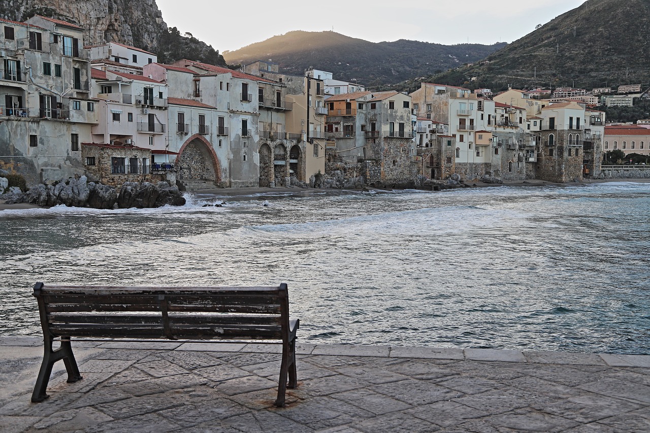 Vista panoramica del borgo di Noli, con il mare e le antiche architetture marinare sullo sfondo.